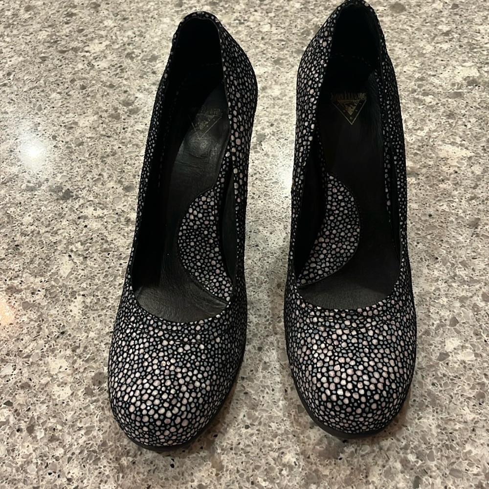 Fabulous Fluevog black devilfish heels 8.5